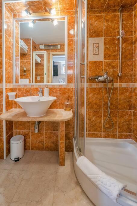 Relaxing 2Bd Apartment, Ground Floor - Walk To Old Town Split Exterior foto