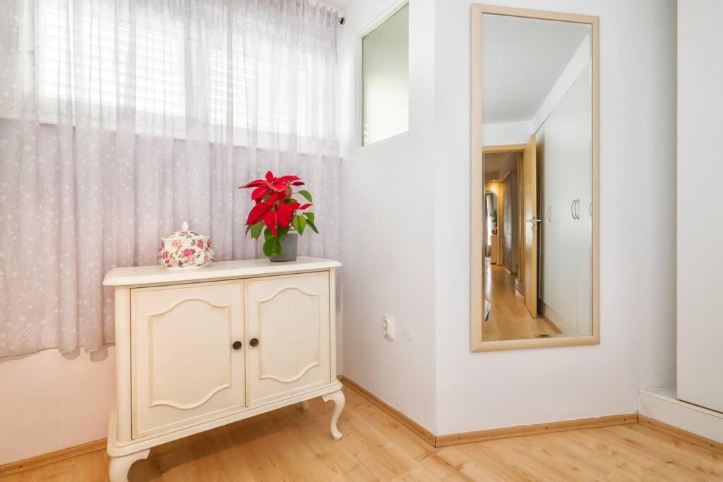 Relaxing 2Bd Apartment, Ground Floor - Walk To Old Town Split Exterior foto