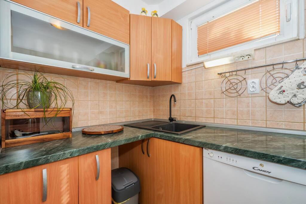 Relaxing 2Bd Apartment, Ground Floor - Walk To Old Town Split Exterior foto